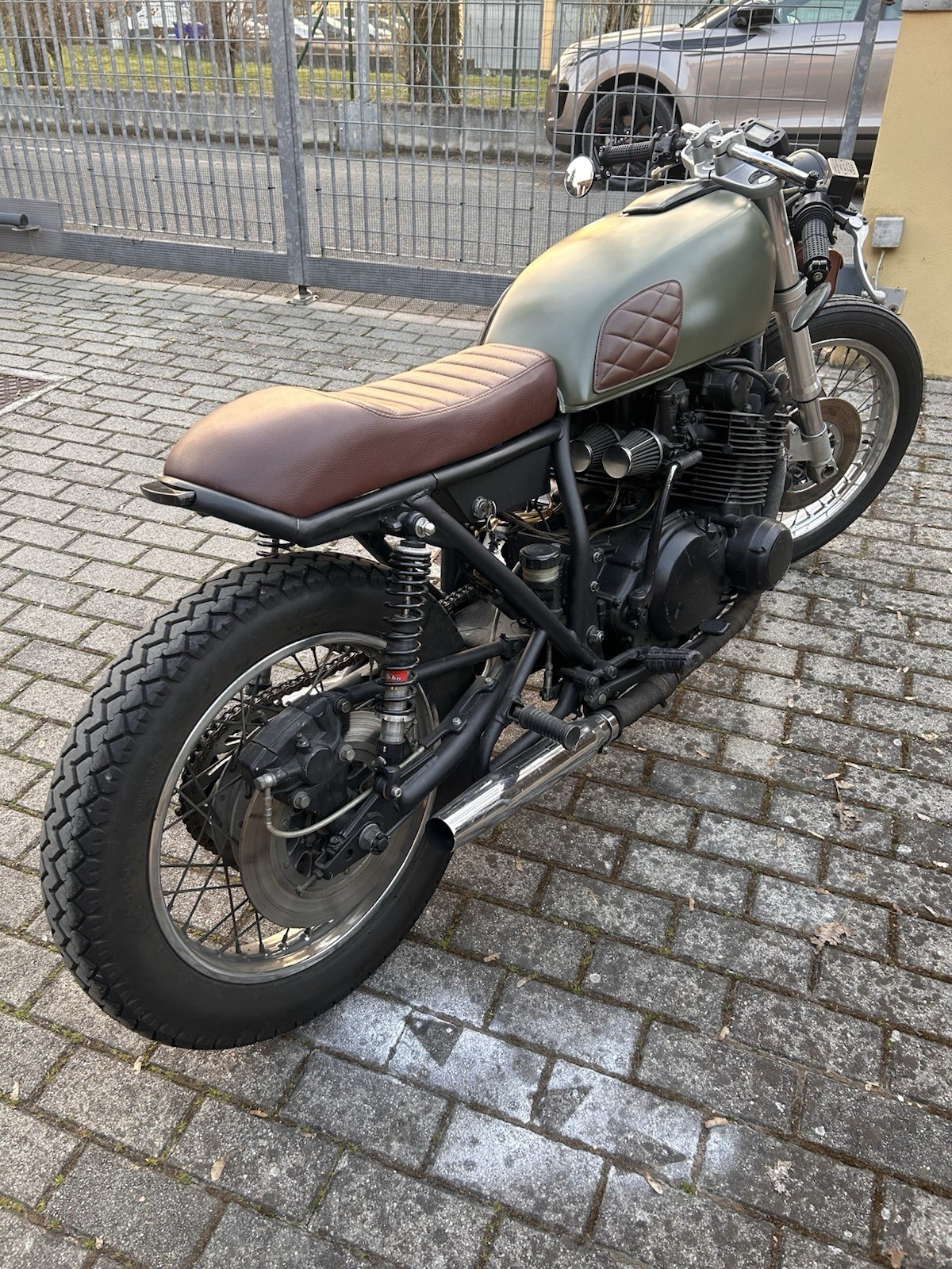 Suzuki GS750 Cafe Racer 1978, verde salvia opaco foto 5