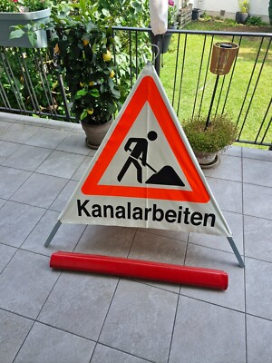 Dreieckiges Warnschild :  ''Kanalarbeiten''