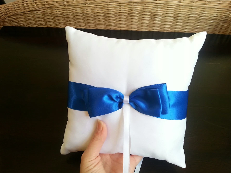 捆绑包 PETALS、TIARA、新娘纽扣和白色/蓝色戒指枕头和花篮全新无标签 — 第 3/4 张图片