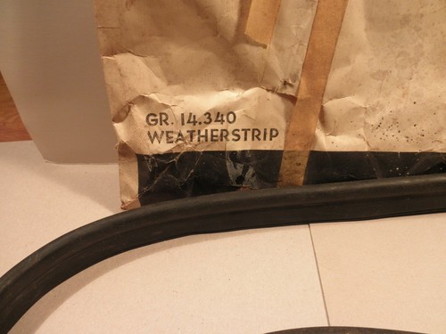 1963 - 1967 Corvette Convertible NOS GM 3873761 Soft Top Rear Bow Weather strip - Afbeelding 2 van 4