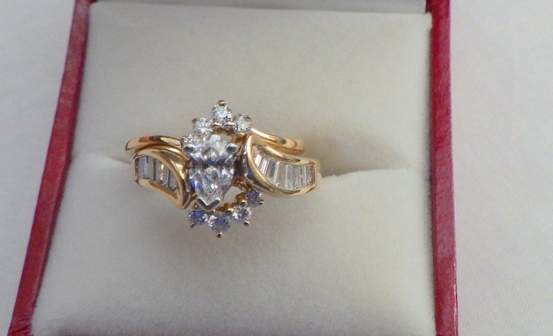 14KT DESIGNER "LID" DIAMOND BEAUTIFUL RING SIZE  6 WT. 6.4 GR. CLEAN DIAMONDS