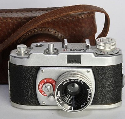 Unusual & Rare Sweet-16 subminiature camera Near Mint Seen To Work