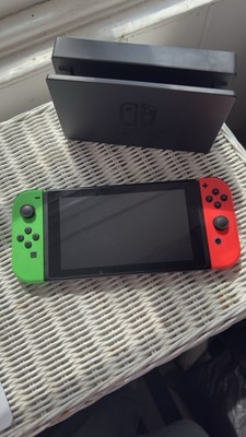 Nintendo Switch 32GB Handheld Konsole + Dock ohne Ladegerät - gepatcht