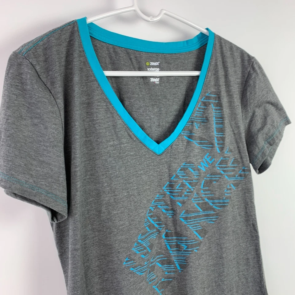 Camisa Top Zumba United We Dance Augie's Quest Gris Gráfico Manga Corta 2X XXL Foto 2 de 4