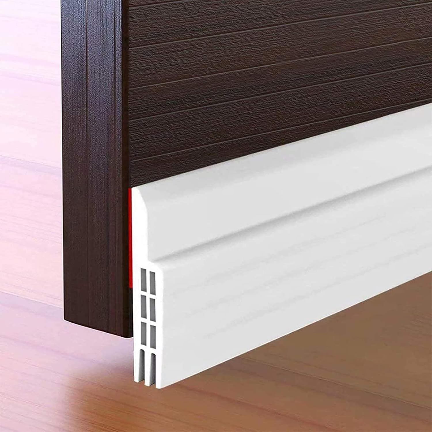 Calfeutrer un bas de porte contre le bruit et le froid avec cette bande étanche en silicone gris