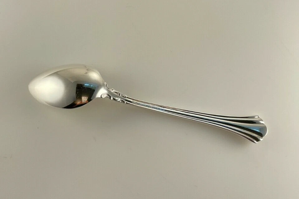 Cucharadita de plata esterlina del siglo XVIII Reed & Barton - 6 1/8"- sin mono Foto 2 de 3