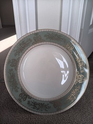 Wedgwood Gold Colombia (salbeigrün) Speiseteller mit Goldmuster. 27,5cm.