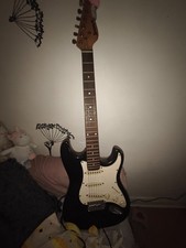 guitare électrique storm noir et blanc manque une corde (la plus aigu)