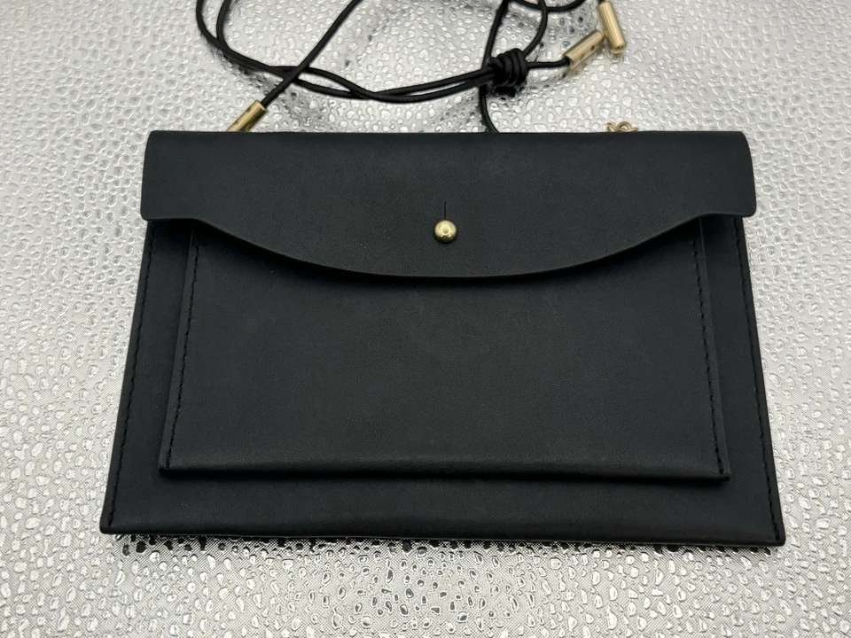 Cartera sin asas ultrafina de cuero nobuck negro Skagen con correa larga Foto 2 de 3