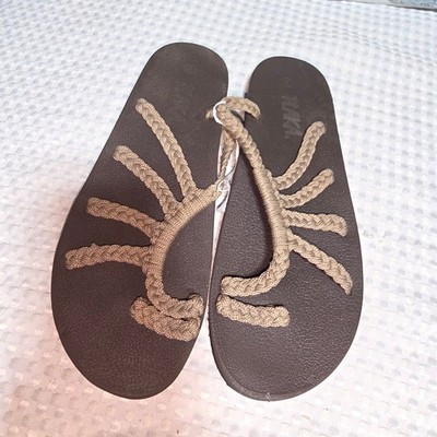 PLAKA WOMENS SZ 9 RELIEF FLIPFLOP SANDALS 
