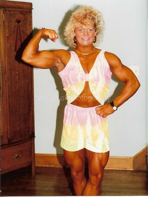 PRETTY BUFF WOMAN 80's 90's FOUND PHOTO Color MUSCLE GIRL Original EN 110 30 M