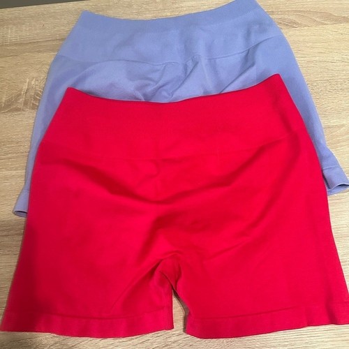 Bundle of 2 Yeoreo booty scrunch shorts. Size large. Periwinkle and pink