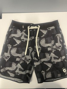 Vuori Men's Cruise Boardshort Size 30 Black Camo