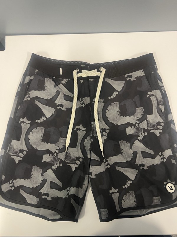 Vuori Men's Cruise Boardshort Size 30 Black Camo