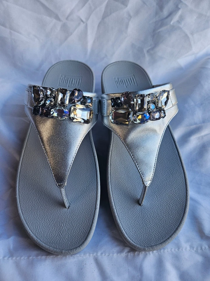 FITFLOP 全新带盒 LULU 珠宝豪华皮革 TOE POST 凉鞋 银色 9 码 — 第 3/4 张图片