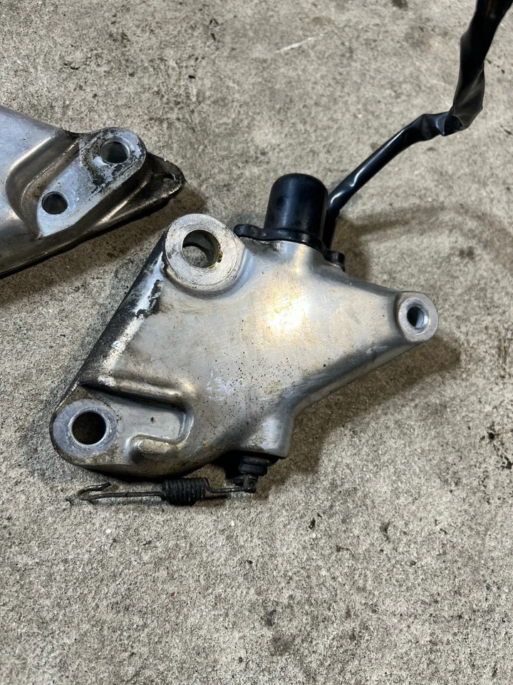 1979 79-81 Honda CM400A Hondamatic OEM Suportes laterais montagens apoio para os pés - Imagem 3 de 4