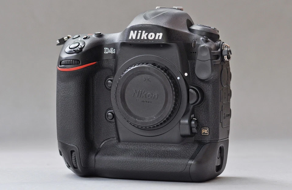 Nikon D4S 16.2MP Digital SLR Camera - shutter count :10,937,duty-free in the USA - Image 3 of 4