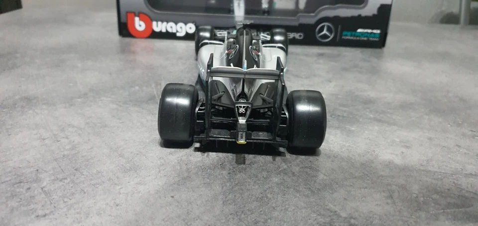 Mercedes F1 W07 Burago 1:18 - Immagine 4 di 4