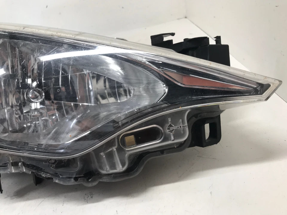 Faro derecho derecho dañado Toyota Yaris sedán Scion iA 16-2020 81130WB001 OEM Foto 2 de 4