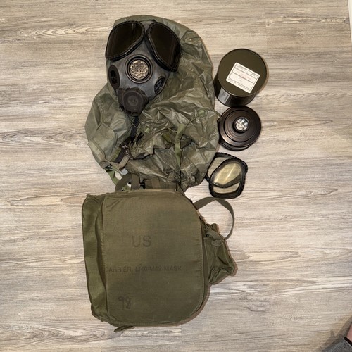 US Military Issue M40 F Protective Gas Mask with chemical hood  Size Medium