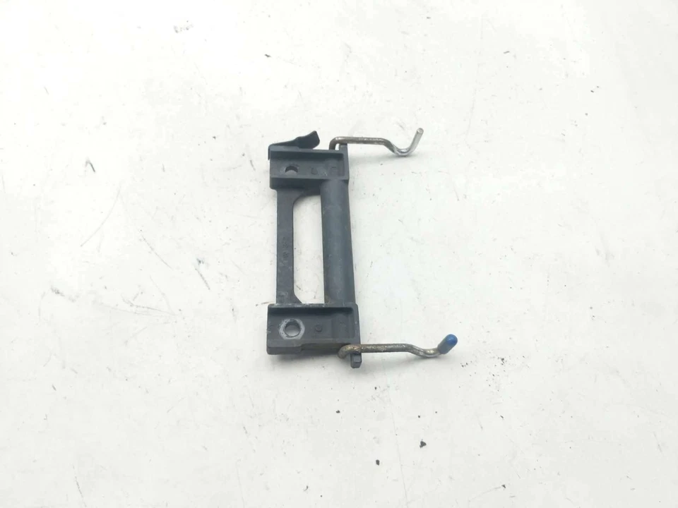 Защелка заднего пассажирского сиденья 04 Kawasaki EX 500 Ninja 500R - Изображение 2 из 4