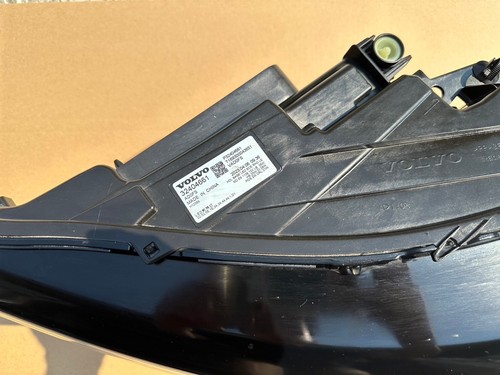 Perfect 2023 VOLVO XC40 GENUINE LEFT PASSENGER SIDE HEADLIGHT LED LAMP 32404661 - Picture 4 of 11