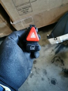 Mercedes Benz A Klasse Warnblinkschalter A1688201210