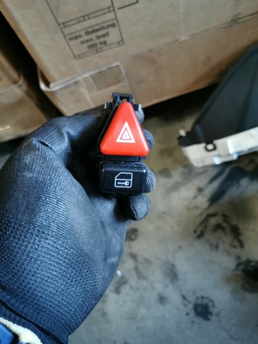 Mercedes Benz A Klasse Warnblinkschalter A1688201210