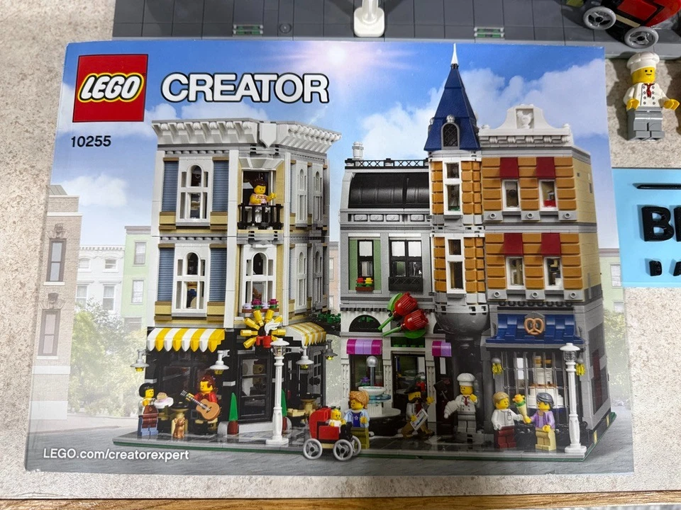 LEGO CREATOR: Assembly Square (10255) 100% With Figures And Instructions - Image 2 of 4