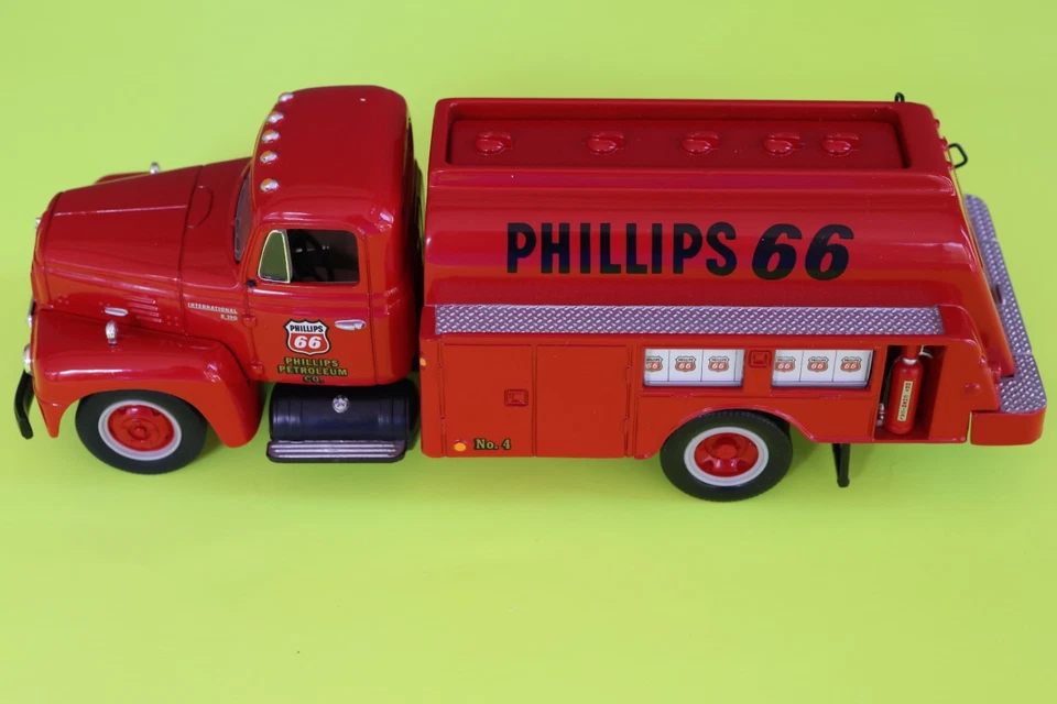 First Gear PHILLIPS 66 Fuel Tanker 1957 International R-190 1:34 NEW 19-1706 - Image 2 of 4