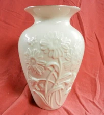 Lenox Fine Ivory China "DELIGHTFUL DAISIES" Limited Edition Vase 2003