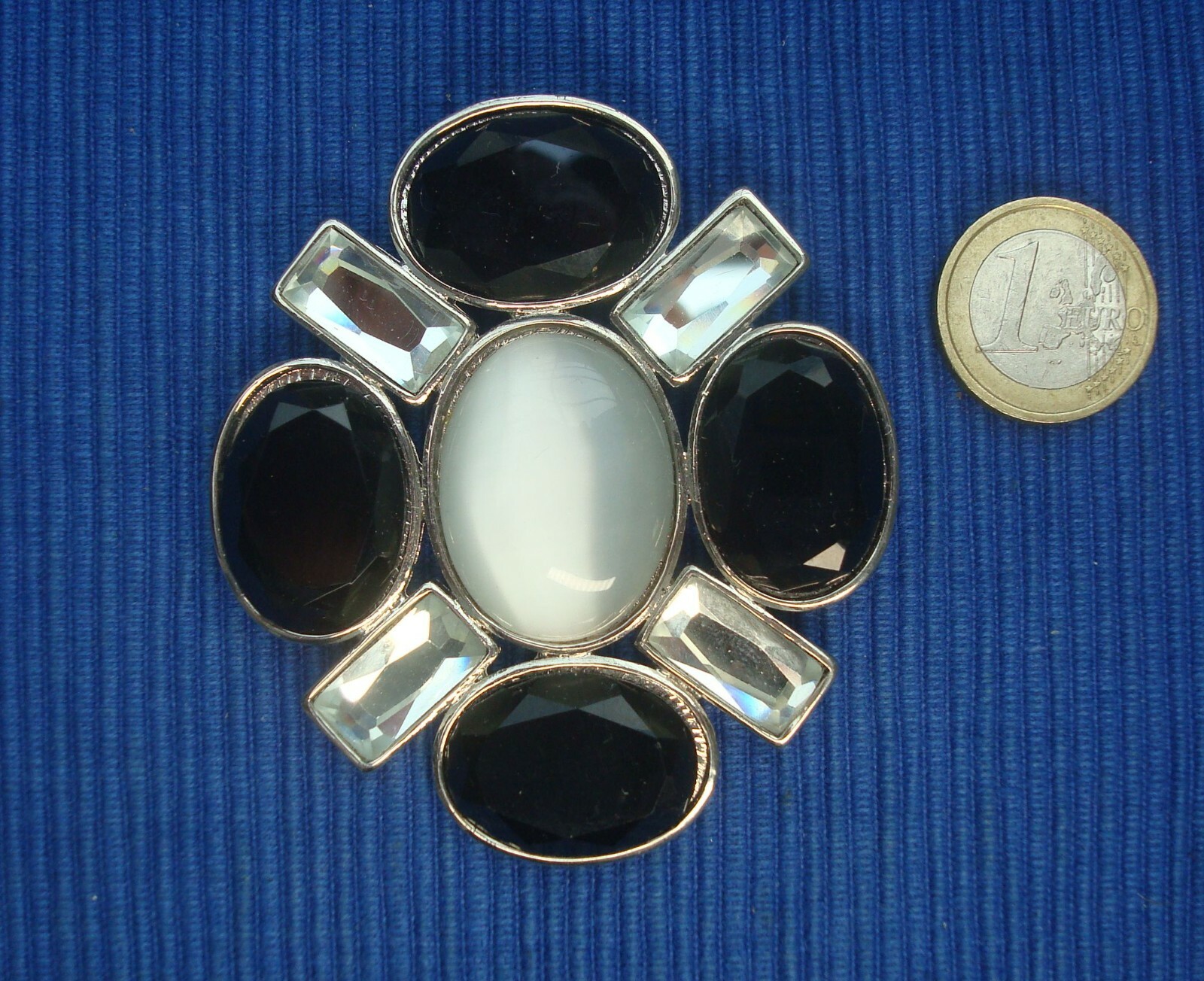 Grande broche en métal chromé avec cabochon en verre pour vêtement couture