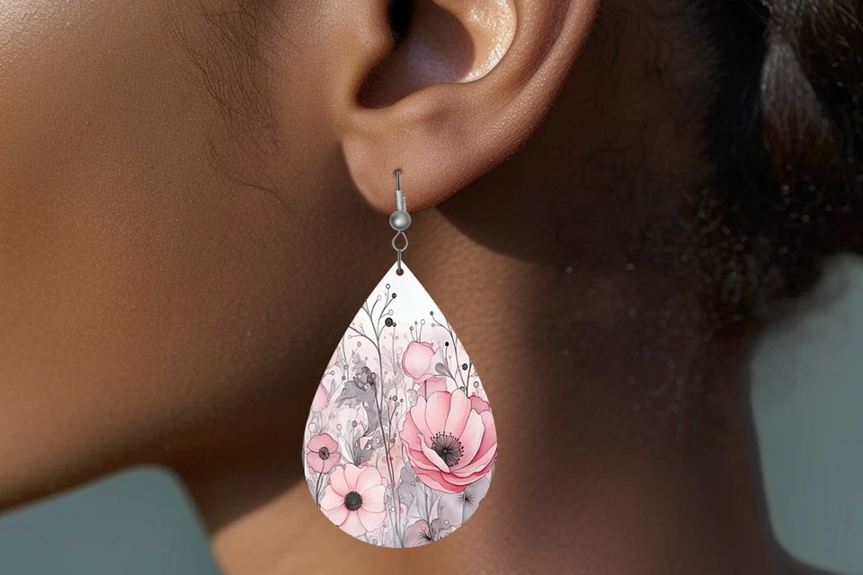 Pendientes colgantes de madera con estampado floral gris y rosa con estampado de lágrima Foto 2 de 4