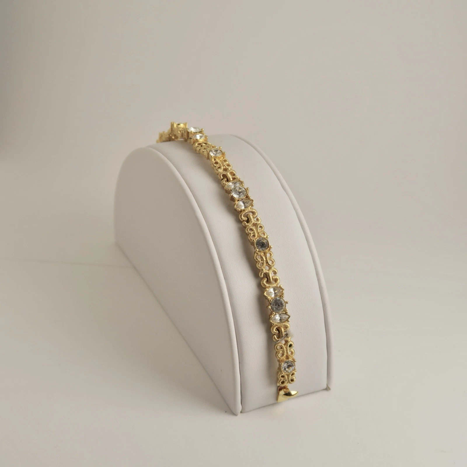 Elegant Textured Oval Rhinestones Gold Tone Vintage Bracelet Jewelry Br138