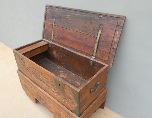 Cassapanca intagliata carro baule con ruote in legno esotico, '900 - L 110 cm! - Foto 8 di 16