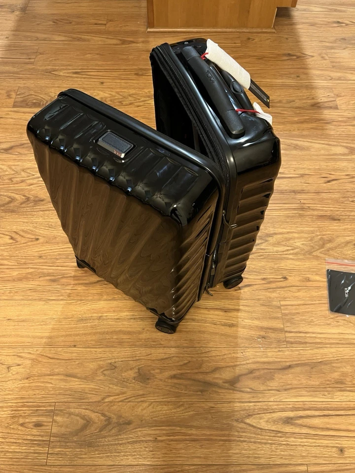 TUMI 19 Degree  International Expandable Carry-On, built in usb charger.  Black - Image 3 of 4
