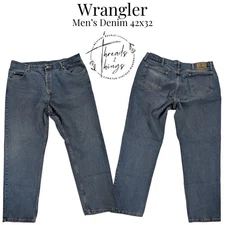 Wrangler Jeans Men 42 x 32 Med Blue Denim Cotton Classic Rugged Relaxed Cowboy