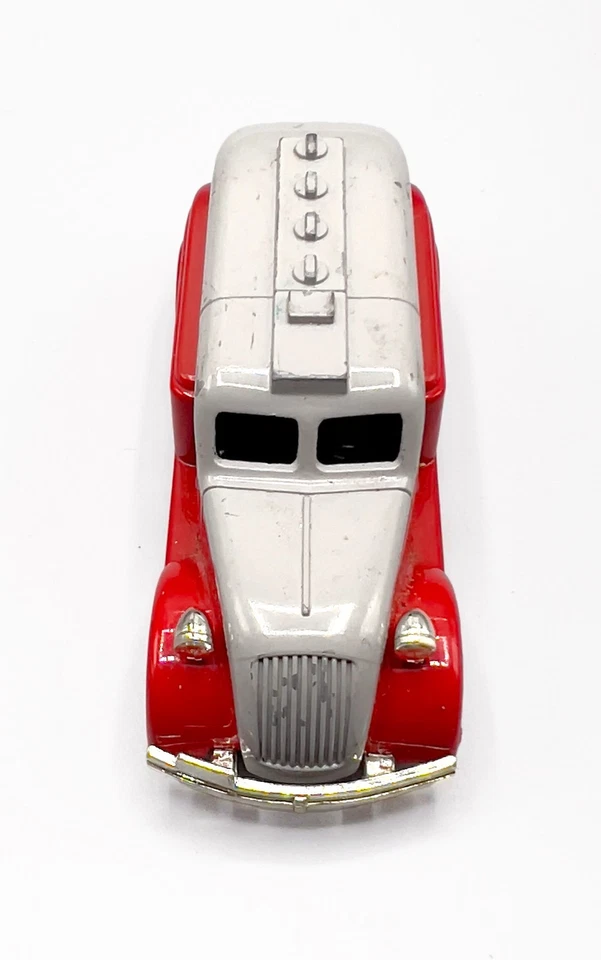 Lledo / Chevron, 1936 Dodge Airflow, Standard Oil Co. Fuel Tanker Truck, England - Image 2 of 4