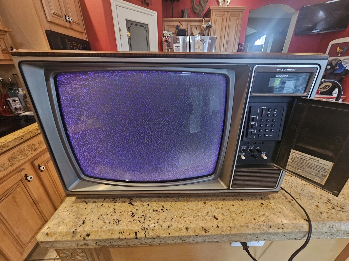 19 INCH ZENITH SPACE COMMAND VINTAGE COLOR CRT TUBE TV RETRO