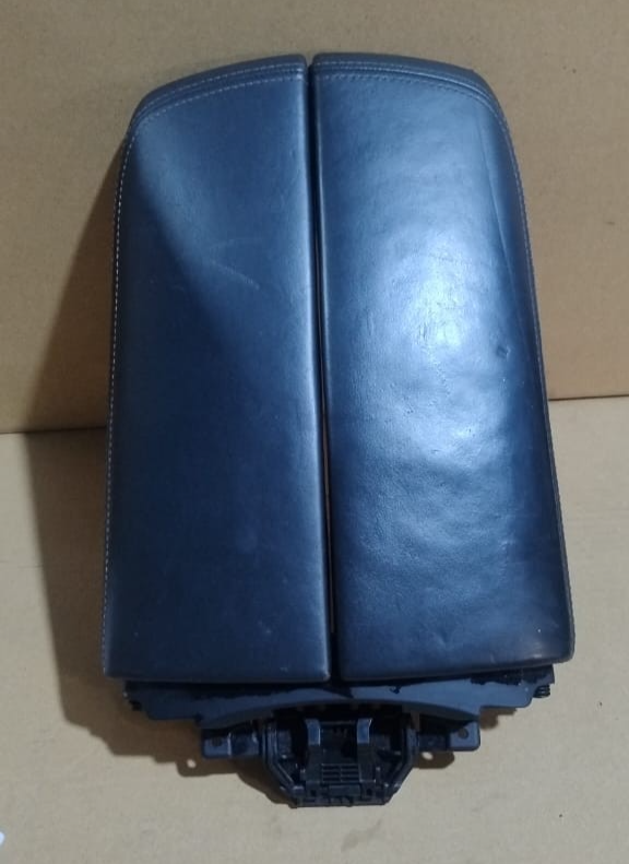 BMW G11 G12 750I 740I ARMREST STORAGE COMPARTMENT LID P/N 9348741