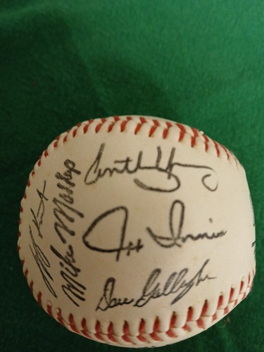 Facsimile Signed Baseball Variety of Signatures from Various Teams - Picture 2 of 9