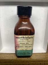 Botella de vidrio mertiolato de tintura vintage todavía contiene líquido con goteo de vidrio