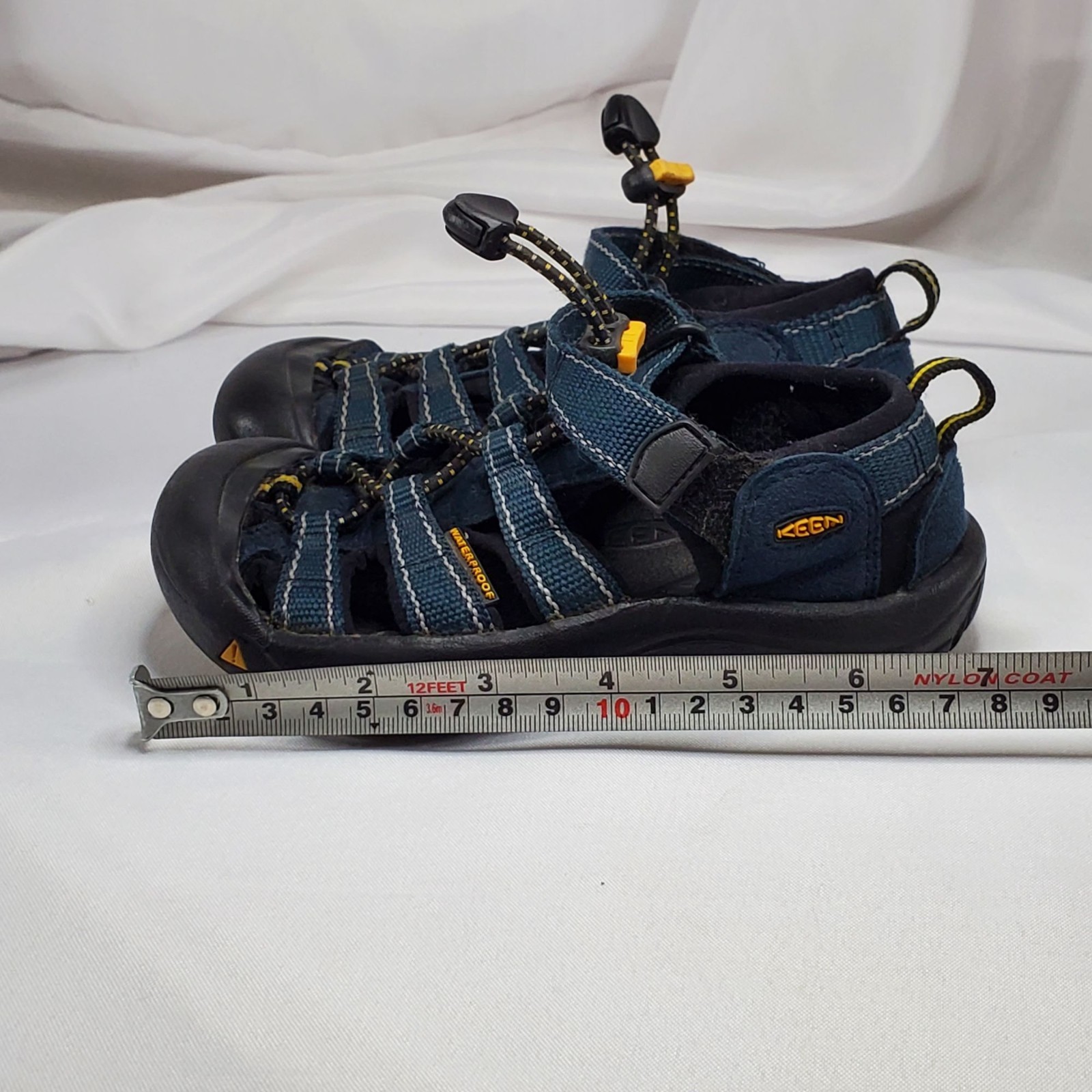 Sandali Keen Little Kids Youth Newport H2 punta chiusa taglia 10 scarpe blu navy e gialle