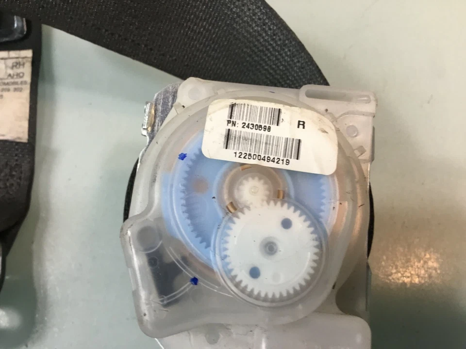 Retractor de cinturón de seguridad trasero derecho Subaru Legacy sedán 10-14 OEM E Foto 4 de 4