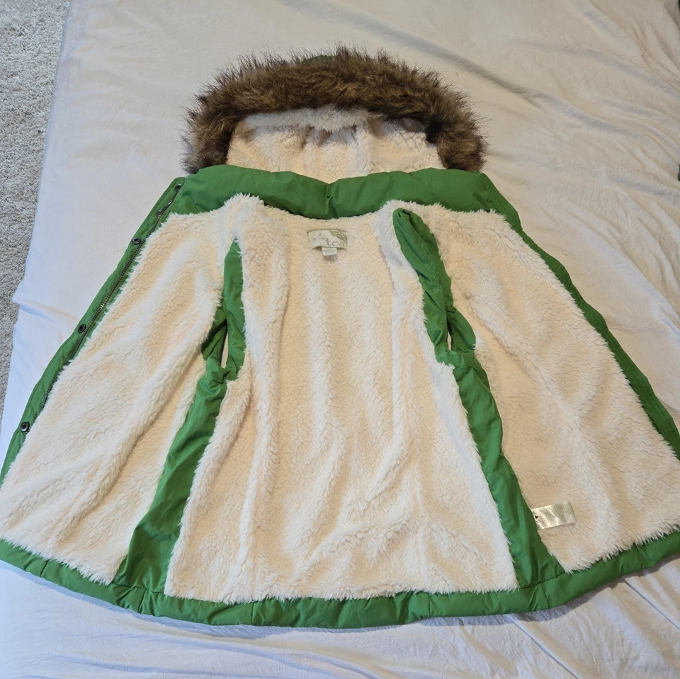 Женский зеленый чай пуховик жилет с капюшоном и меховой подкладкой размер S/C отличном состоянии - Изображение 3 из 4