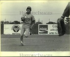 1982 Press Photo New Orleans baseball player Gary Morales runs around the bases