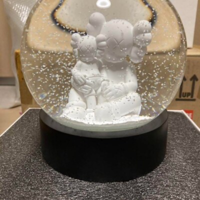 キャラクターグッズ KAWS HOLIDAY CHANGBAI MOUNTAIN SNOW GLOB KAWS Holiday Changbai Mountain Snowglobe (Edition of 500