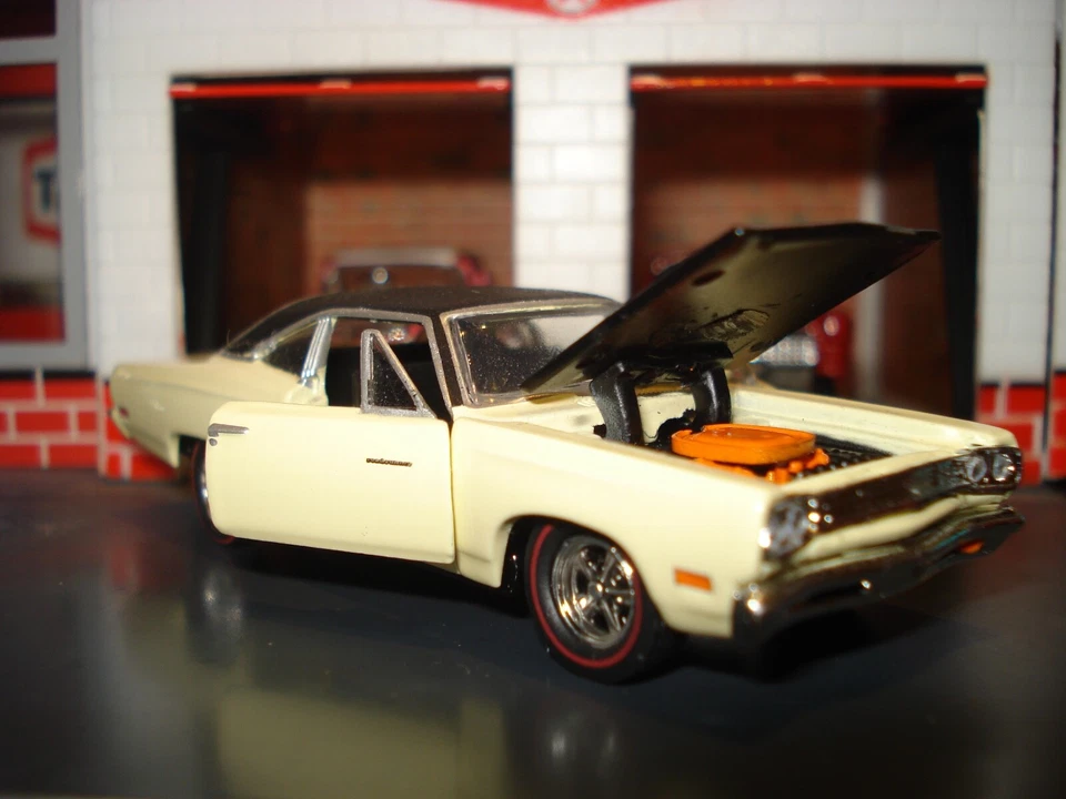1969 PLYMOUTH ROAD RUNNER LIMITED EDITION 1/64 M2 1960'S MUSCLE 440 YELLOW - Image 2 of 4