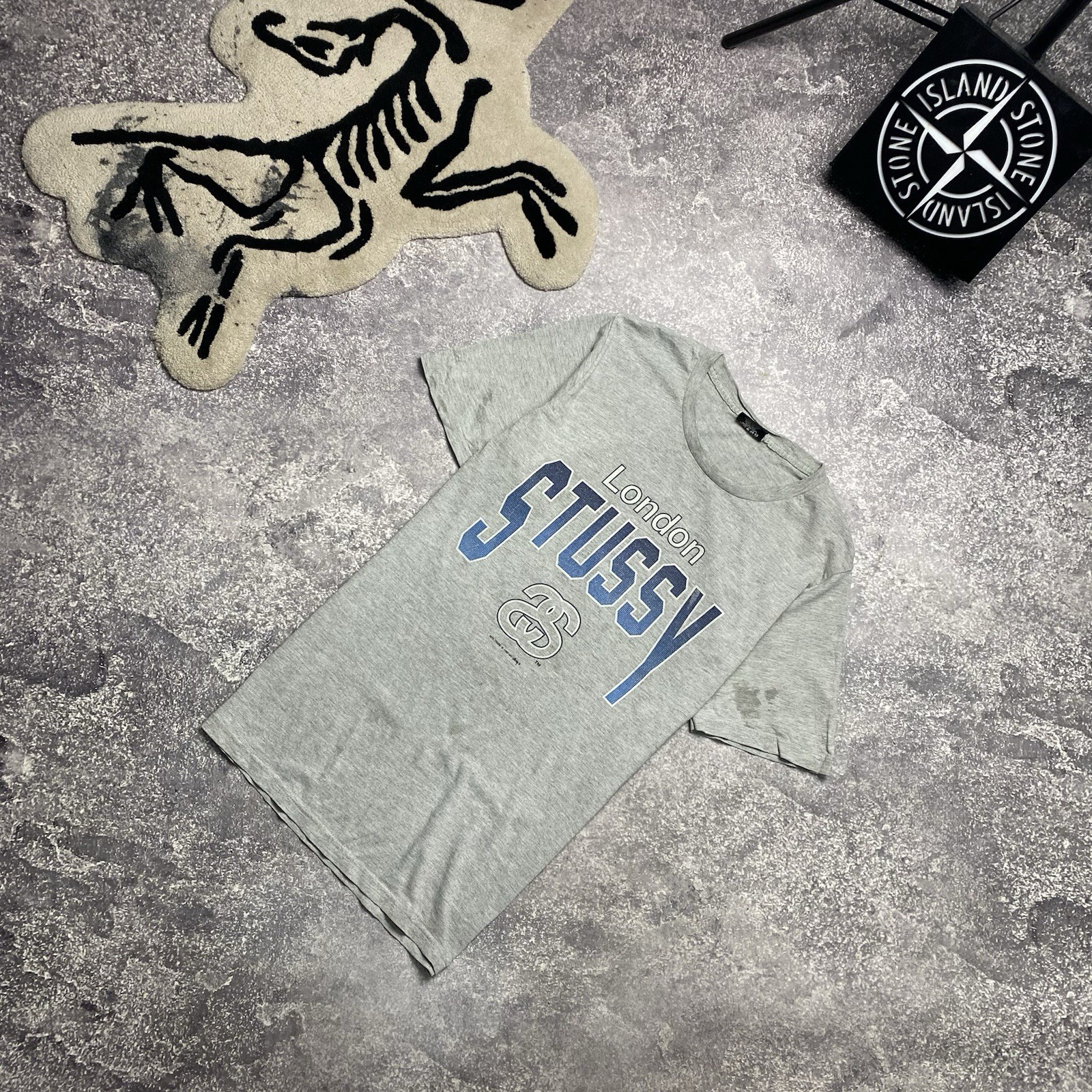 Men’s Stussy London Big Logo Y2K Luxury Streetwear Grey Tee Size S