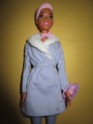 B-2359) ATTRAKTIVE COLOR REVEAL BARBIE MATTEL MANTEL+KETTE+HOHE STIEFEL+TASCHE